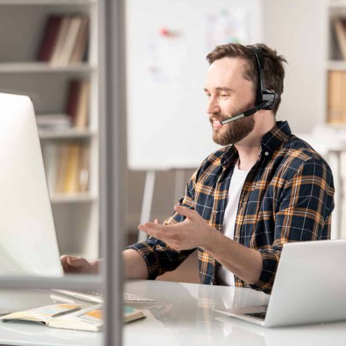 Technicien support Ingely offrant une assistance informatique à distance via hotline, pour résoudre rapidement les blocages logiciels, incidents techniques ou conseils d'utilisation.