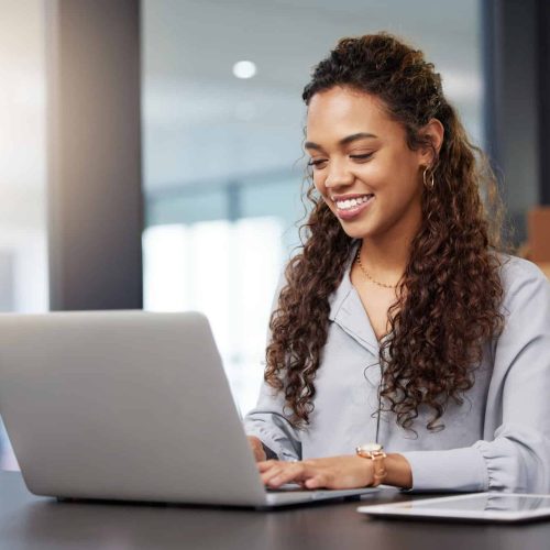 CRM pour PME intégré par Ingely, avec tableau de bord logiciel et gestion du parc informatique centralisés pour optimiser la performance.